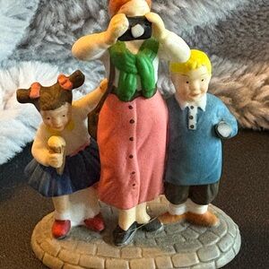 Department 56 Mother and Children Making Memories